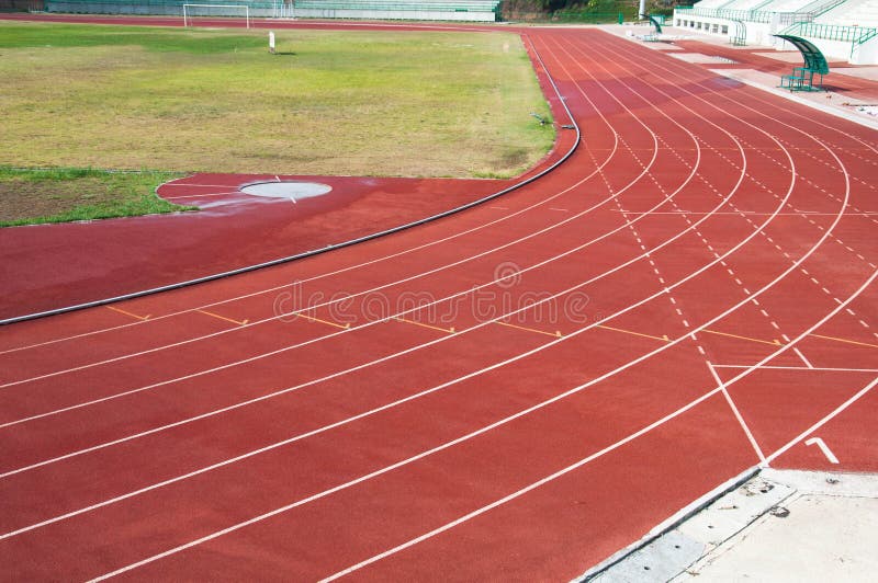 Curva e linha na pista de atletismo com tampa de borracha da textura foto de stock Curva e linha na pista de atletismo com tampa de borracha da textura foto de stock