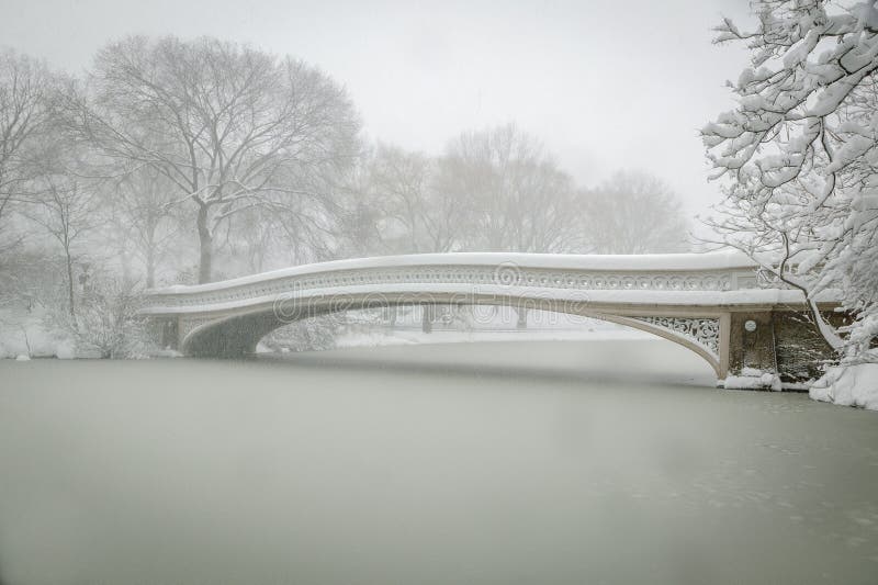 Curve a ponte coberta na neve, Central Park, NYC fotografia de stock royalty free Curve a ponte coberta na neve, Central Park, NYC fotografia de stock royalty free