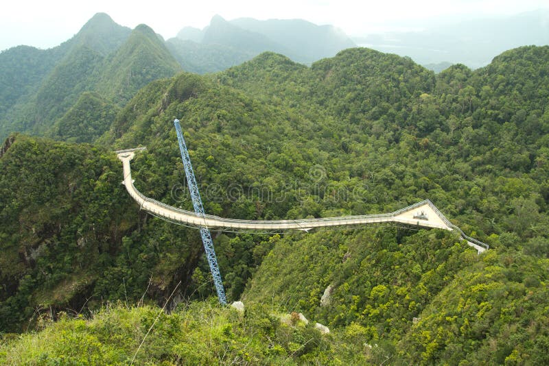 Curved suspension bridge