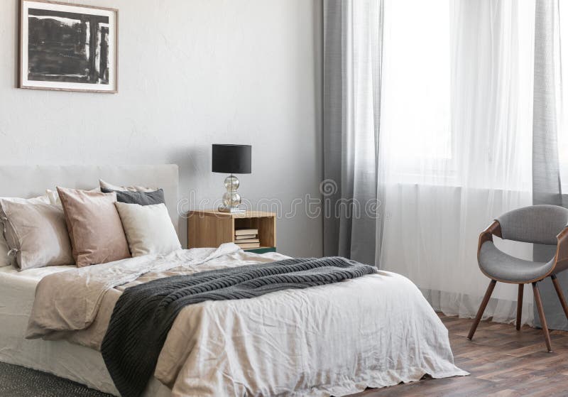 Cuscini accoglienti su grande letto a due piazze comodo in camera da letto luminosa interna in appartamento elegante fotografia stock