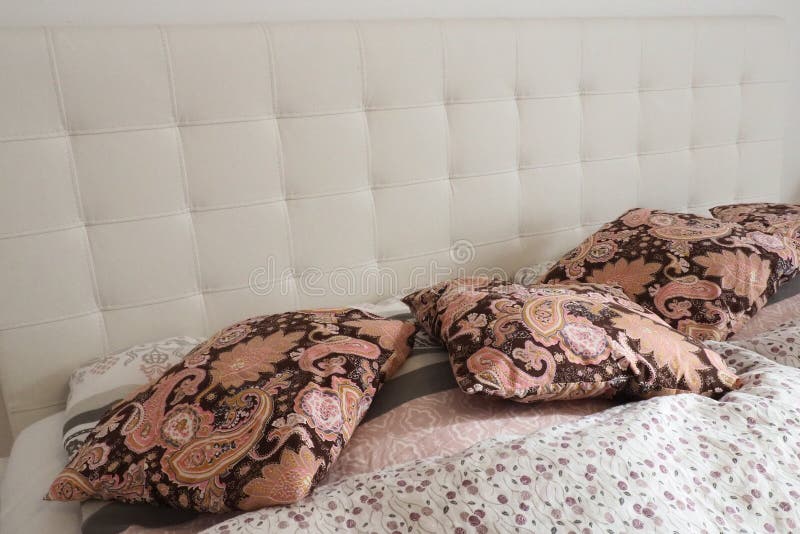 Cuscini Decorativi Rosa Sulla Biancheria Da Letto. Letto