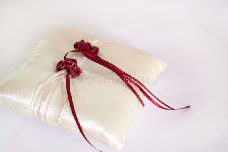 Cuscino Fedi Nuziali Bianco Con Rose Rosse - 20x20cm, Per Matrimoni E Cerimonie