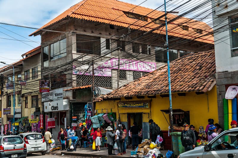 Cusco, Peru - Oktober 5, 2016: Mensen bij het Winkelen straat in Cusco stock fotografie Cusco, Peru - Oktober 5, 2016: Mensen bij het Winkelen straat in Cusco stock fotografie