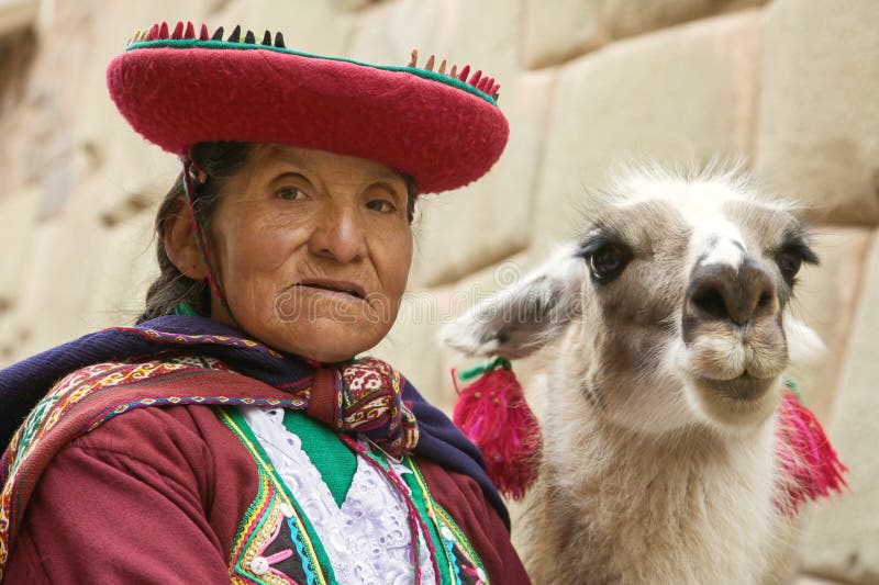 CUSCO, PÉROU 26 NOVEMBRE 2011 : Portrait de vieille femme quechua péruvienne dans des vêtements traditionnels avec le lama dans C images stock CUSCO, PÉROU 26 NOVEMBRE 2011 : Portrait de vieille femme quechua péruvienne dans des vêtements traditionnels avec le lama dans C images stock