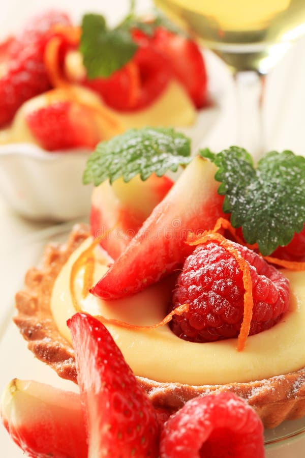 Custard tart with fruit