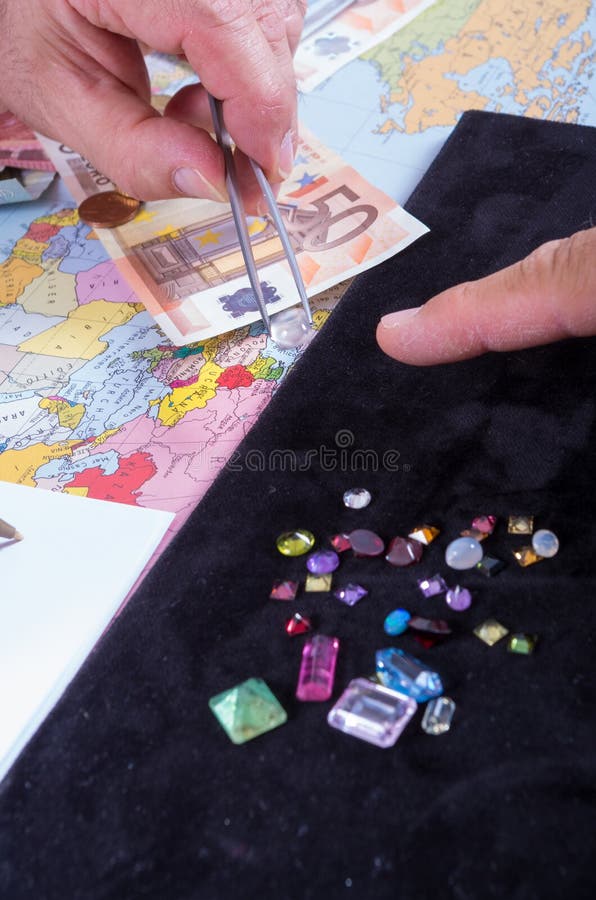 Customer and seller negotiate the purchase of a batch of precious stones calculating the current value