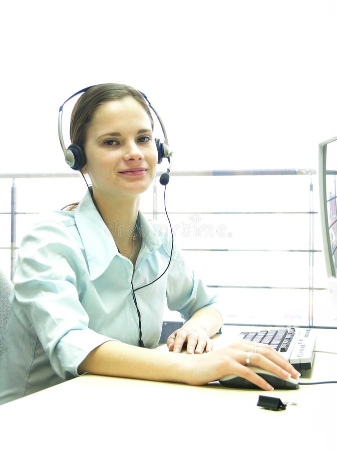 Joven agotador auriculares antes computadora.