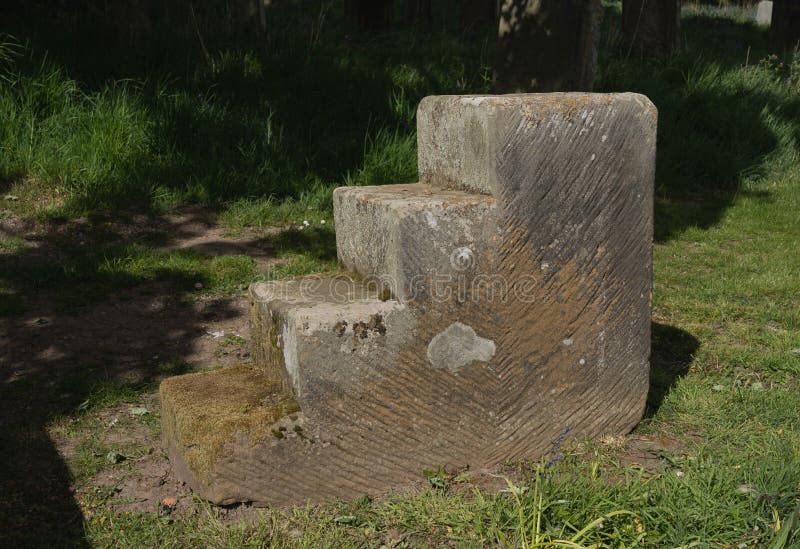 Stone mounting block for horse riders