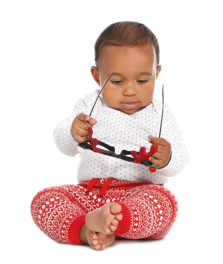 Cute African-American baby med roliga glasögon på vitt Första julen royaltyfri bild Cute African-American baby med roliga glasögon på vitt Första julen royaltyfri bild