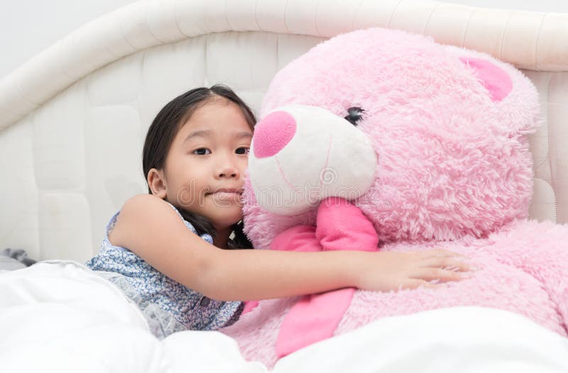 girl hugging giant teddy bear