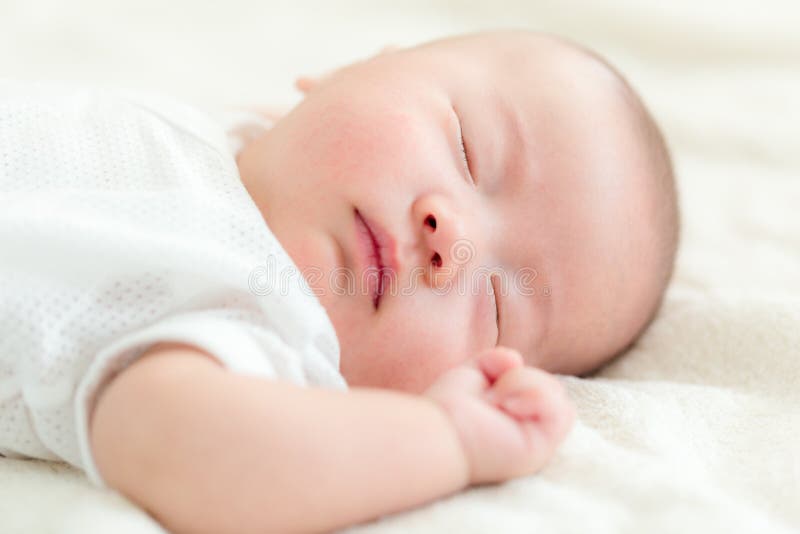 Carino un bambino Indietro sdraiarsi sul un letto.