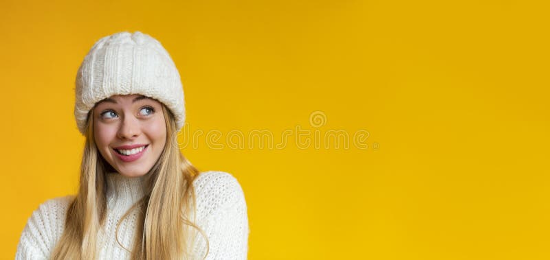 Cute blonde Girl im Winter Hut auf Kopierplatz schauen stockfotografie Cute blonde Girl im Winter Hut auf Kopierplatz schauen stockfotografie