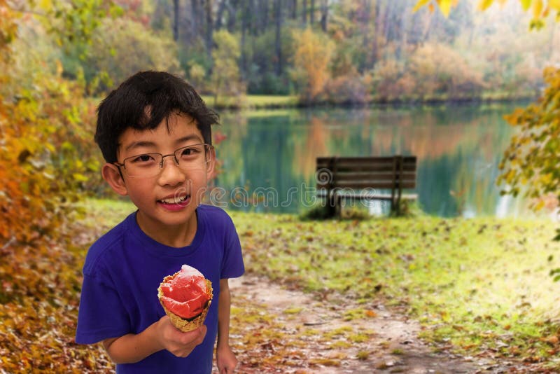 Carino cinese ragazzo mangiare crema sul caldo.