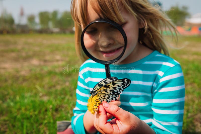 Cute Girl, das Butterfy anschaut, Kinder lernen Natur