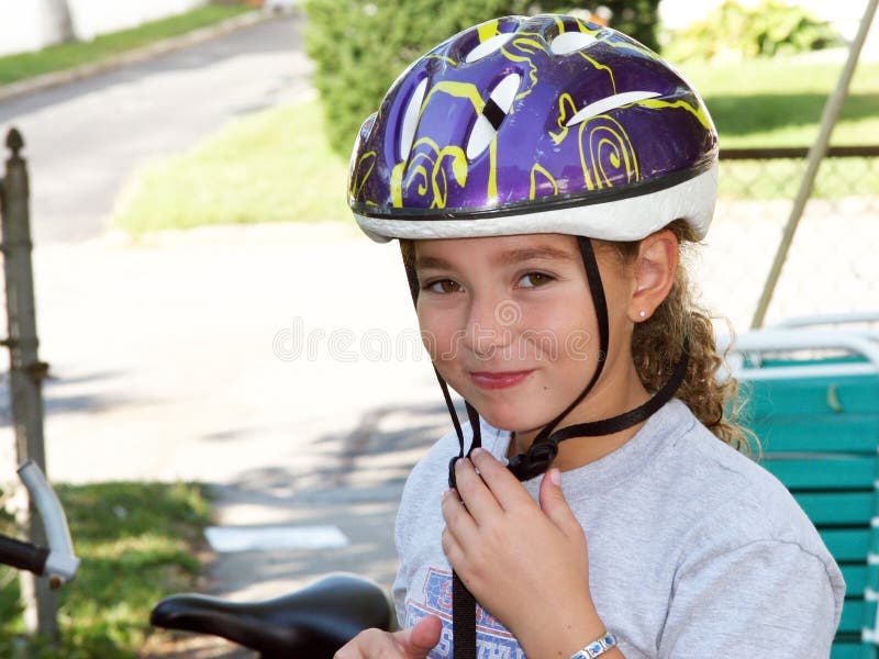 Roztomilá dívka v helma je jít na jízdu.