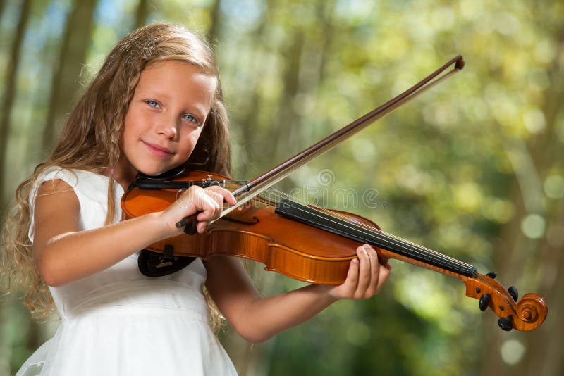 My brother played the violin. Девочка 10 лет играет на скрипке ы полный рост. Дети играют на скрипке фото и картинки. Картинки папа и дочка играют на скрипке. Маша играет на скрипке.