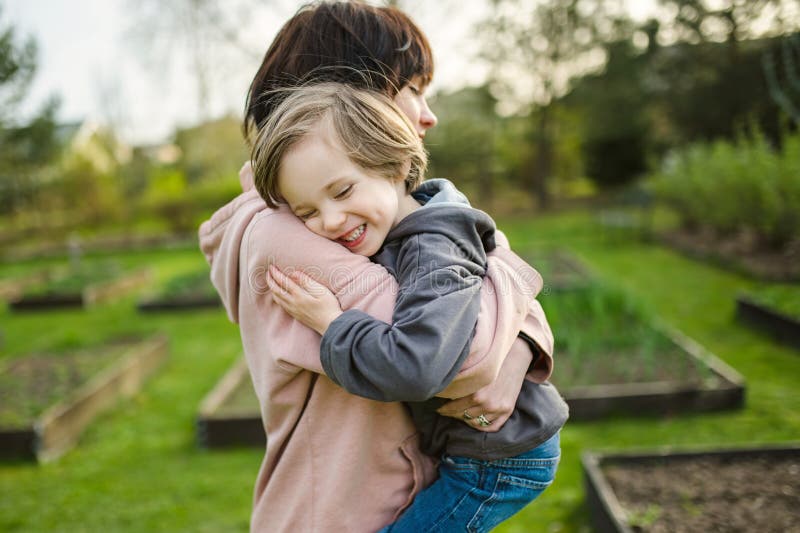 Cute große Schwester kuschelt mit ihrem kleinen Bruder. Adorable Teenagermädchen umarmt ihr kleines Geschwister. Kinder, die die N stockfotos