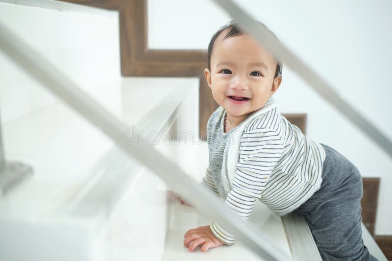 baby climb stairs