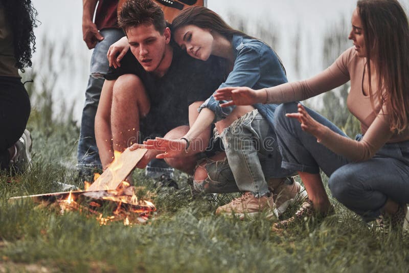 Cute hugs En grupp människor har picknick på stranden Vänner har kul på helgen royaltyfri fotografi