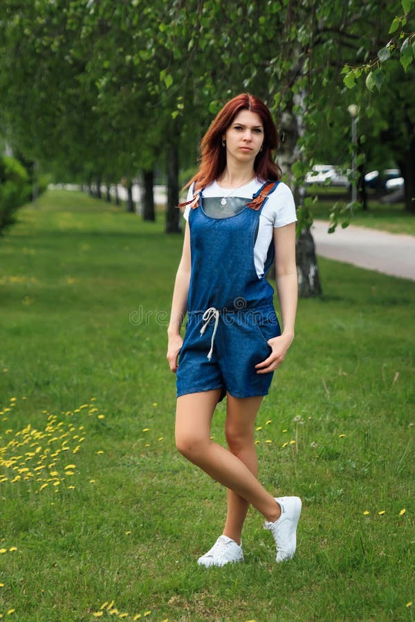 Cute junge Mädchenschüler kamen zu Fuß in den Park, um Freunde zu treffen oder Fotoshooting zu machen lizenzfreie stockfotos
