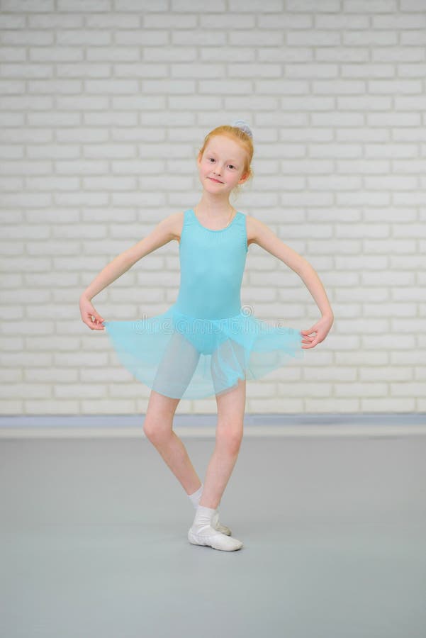 Kijkgat De eigenaar Booth Cute Little Ballerina in Blue Dress Dancing at Ballet Class. Stock Image -  Image of dancing, elegant: 138062321