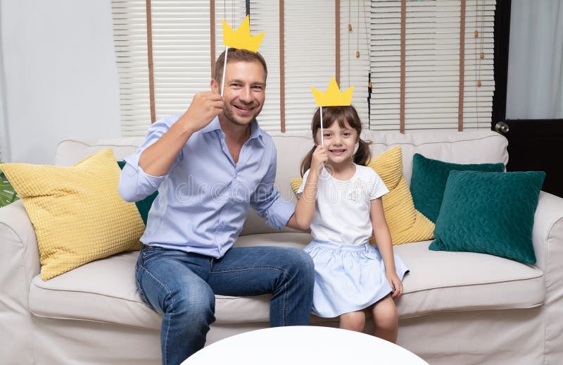 Carino poco un suo Carino possesso corona sul Presa sul soggiorno Aspetto sul.