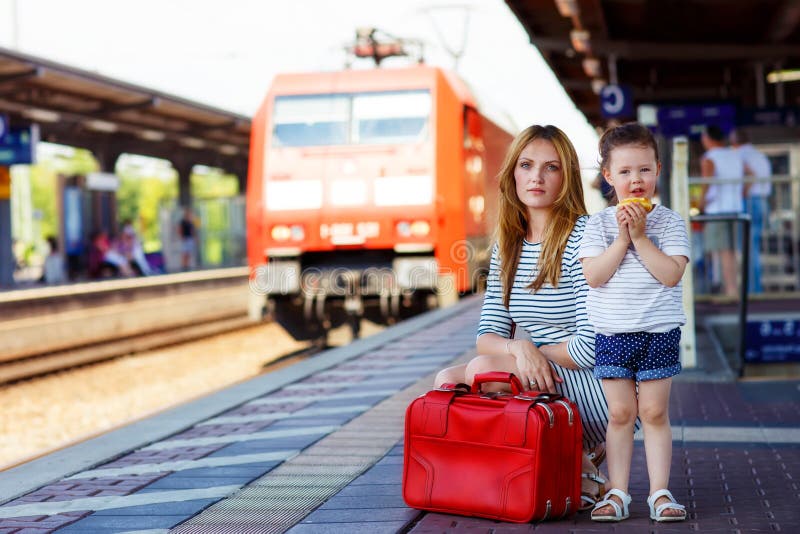 Krásny matka malý na železnice stanica.