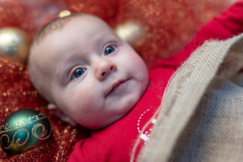 Carino poco neonato un bambino decorazioni sdraiarsi lettino per bambini festivo attrezzatura cercando su il grande occhi un sorriso.