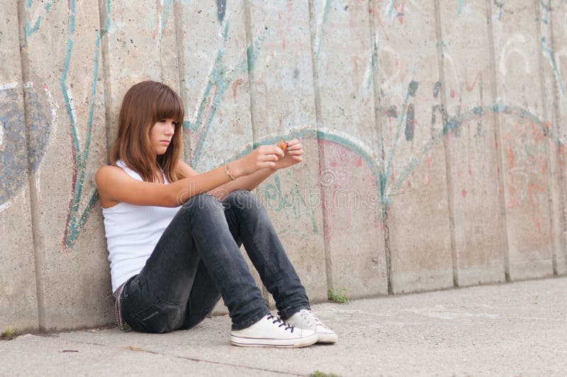 Lindo solitario adolescente en urbano ambiente.