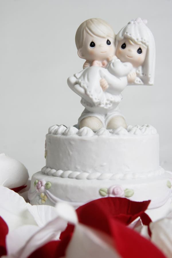 Carino ornamento sposo portare la sposa sulla parte superiore della torta.