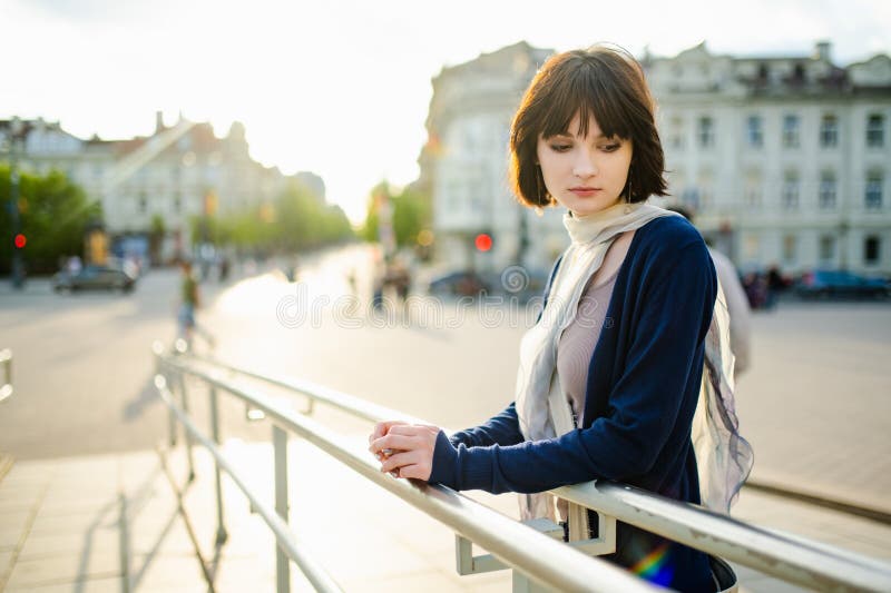 Cute Teenager Mädchen erforscht Vilnius Litauen an warmen und sonnigen Sommertag lizenzfreie stockfotos
