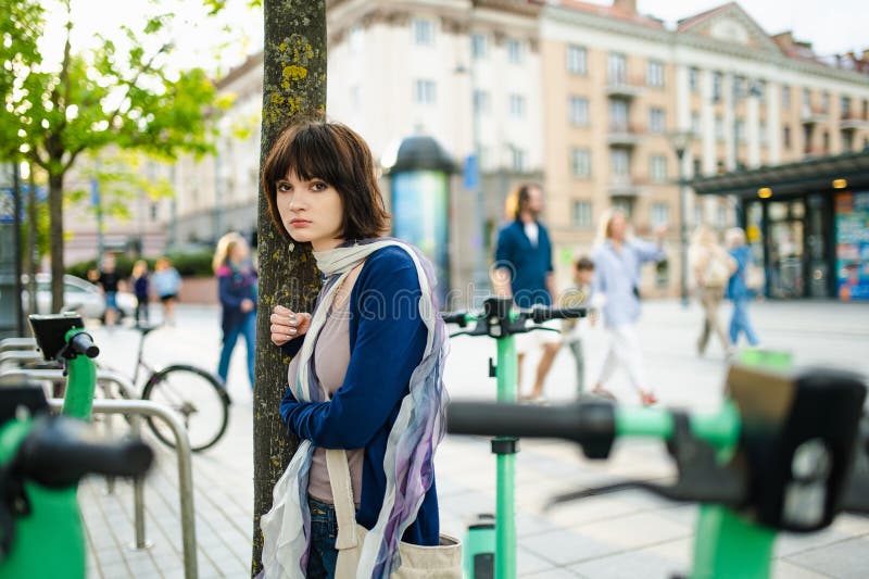 Cute Teenager Mädchen erforscht Vilnius Litauen an warmen und sonnigen Sommertag lizenzfreies stockbild