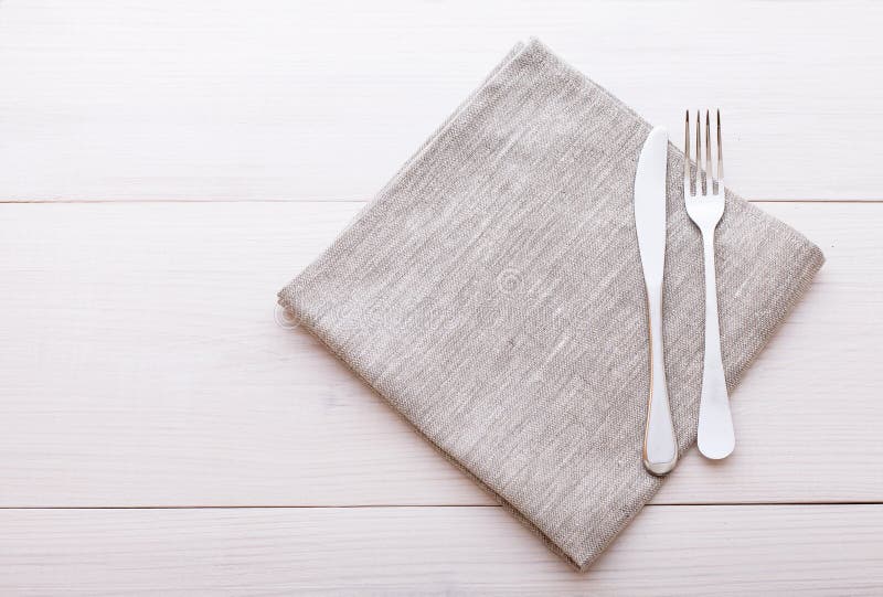 Cutelaria, toalha de mesa na tabela de madeira branca para imagens de stock Cutelaria, toalha de mesa na tabela de madeira branca para imagens de stock