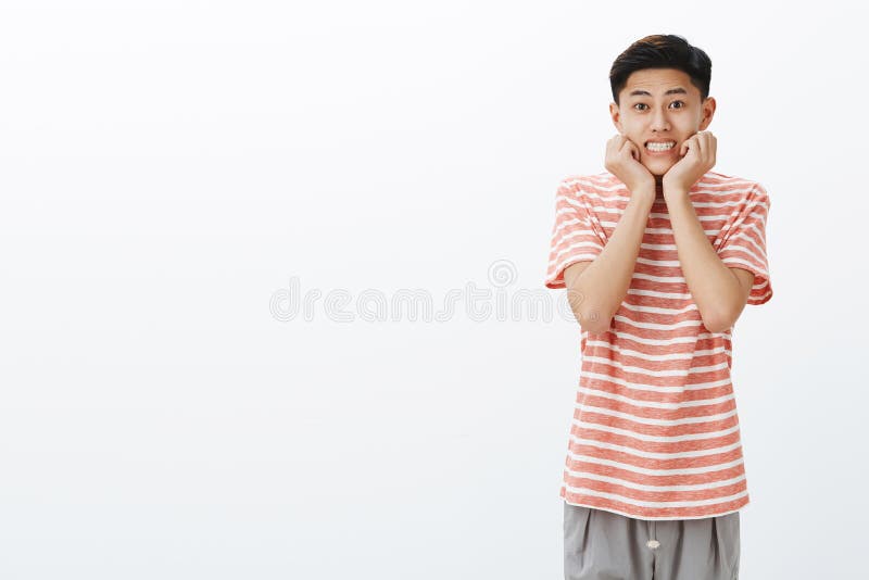 Cuteness przeciążenie Portret niemądry atrakcyjny ładny azjatykci facet ono uśmiecha się z ciemnym krótkim włosy szeroko opierają fotografia stock Cuteness przeciążenie Portret niemądry atrakcyjny ładny azjatykci facet ono uśmiecha się z ciemnym krótkim włosy szeroko opierają fotografia stock