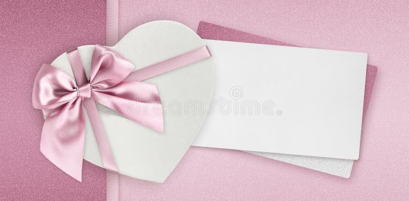 Cutie cu formă de card cadou de o zi pentru mame, cu panglică lucioasă și roz și cu un bilet alb-negru cu spațiu pentru copii, izo stock photo