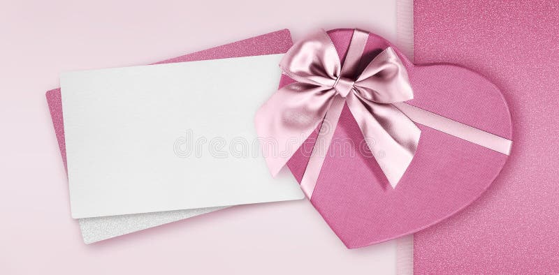 Cutie cu formă de card cadou de o zi pentru mame, cu panglică lucioasă și roz și cu un bilet alb-negru cu spațiu pentru copii, izo stock images
