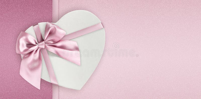 Cutie cu formă de inimă pentru card cadou de o zi pentru mame, cu panglică lucioasă, de culoare roz, cu formă de arc de fundal str stock images