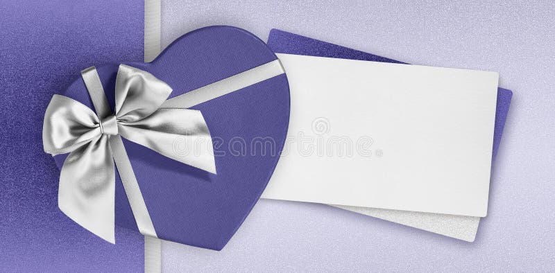 Cutie cu formă de inimă pentru card cadou de o zi pentru tați, cu panglică strălucitoare și alb-negru, cu spațiu copiat izolat pe royalty free stock photography