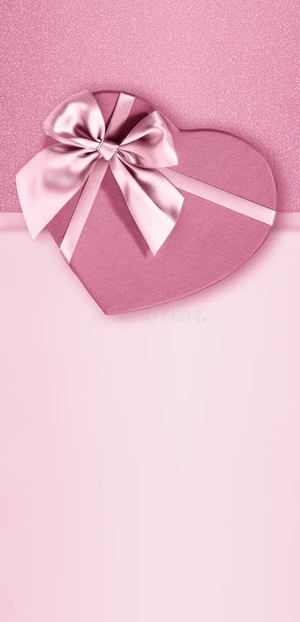 Cutie cu plăci cadou pentru ziua mamei, cu formă roz, cu panglică strălucitoare, cu formă roz, cu formă de fundal strălucitoare, c stock images