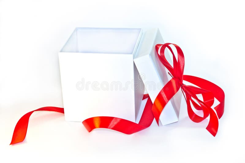 Cutie de cadouri deschisă cu panglică roșie și arc roșu. royalty free stock photos