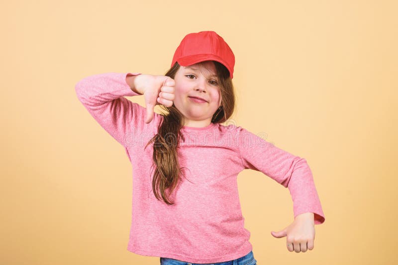 Cutie in der Kappe Kindart und weise Der Abnutzungs-Kappe des M? dchens netter Kinderbeige Hintergrund oder des Hysteresenhutes We stockbilder