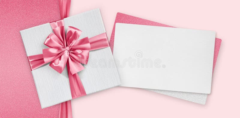 Cutie pentru cadouri pentru mame, cu panglică roz strălucitoare și cu un bilet alb-negru, cu spațiu pentru copii izolat pe alb str stock photography