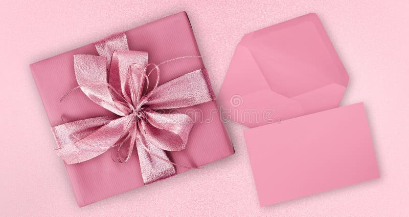 Cutie roz pentru card de cadouri pentru mame, cu panglică lucioasă, roz, cu înclinație strălucitoare, izolată pe un buletin de pre royalty free stock photos