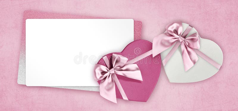 Cutii cu plăci cadou pentru ziua de naștere, formate cu panglică strălucitoare și alb-negru, cu spațiu de copiere izolat pe roz stock photo