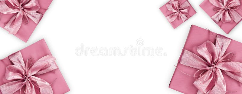 Cutii roz pentru cartele de ziua mamelor, cu panglică lucioasă roz, cu formă de model alb alb în fundal, cu spațiu de copiere royalty free stock images