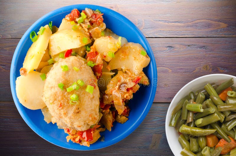 Cutlets met aardappelen en stevige tomaten royalty-vrije stock fotografie Cutlets met aardappelen en stevige tomaten royalty-vrije stock fotografie