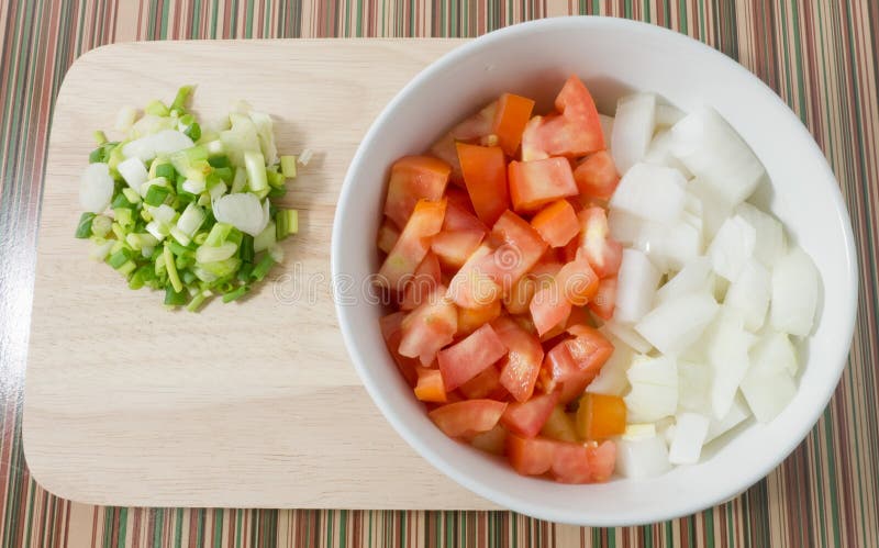 Cutting Board with Chopped Tomatoes, Onions and Spring Onions stock images Cutting Board with Chopped Tomatoes, Onions and Spring Onions stock images