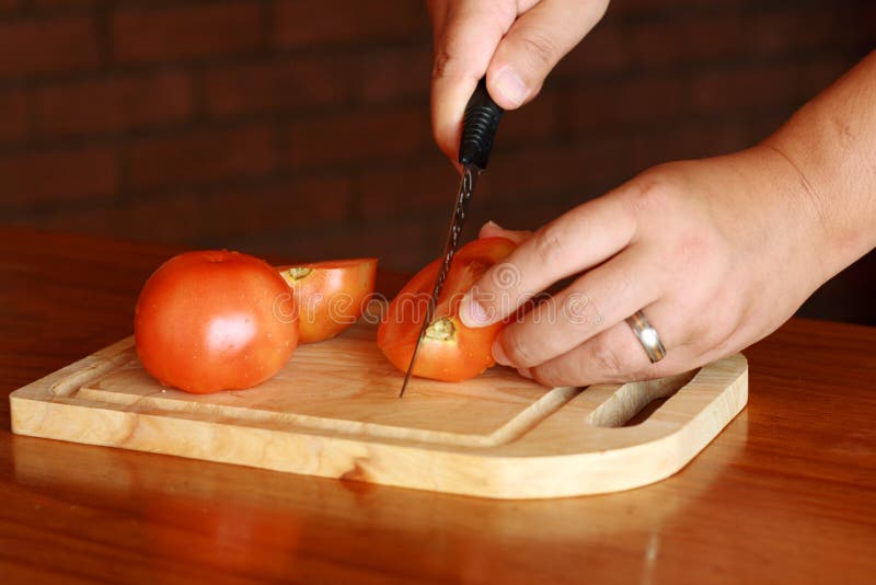 Cutting tomato