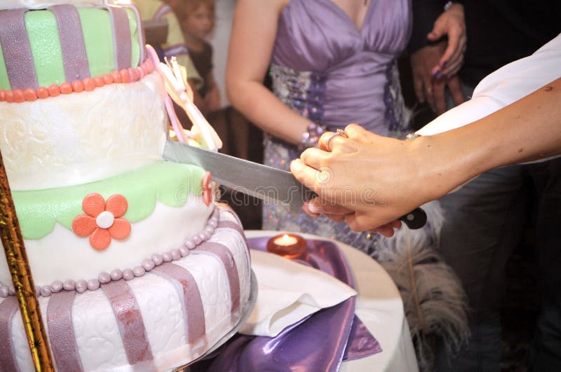 Cutting wedding cake stock image. Image of marry, hands 21171923