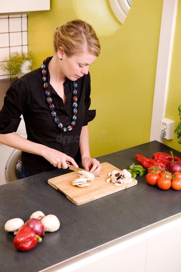 Cuttinggrönsakkvinna royaltyfri bild